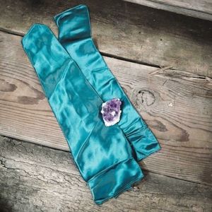 Vintage 1940s style emerald green gauntlet gloves.